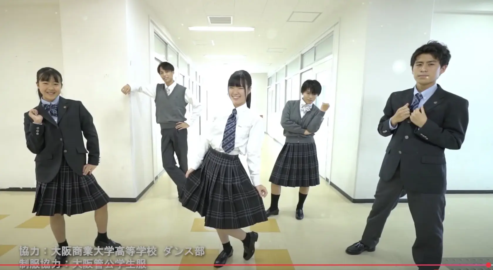 ダンスによる制服紹介